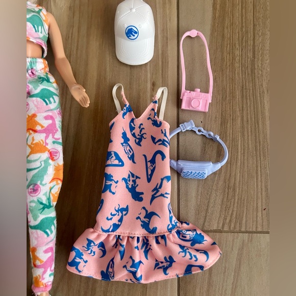 Jurassic Park Barbie Outfits and Accessories - Picture 2 of 4